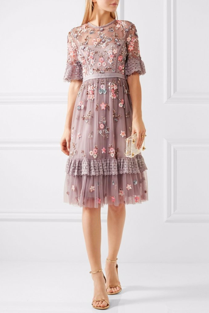 vestidos largos, vestido precioso de visillo en color lila con bordado de flores y estrellas, zapatos en beige