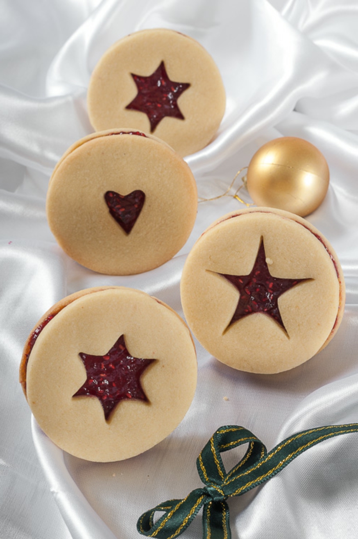 galletas de mantequilla receta, decoracion de estrellas en unos ornamentos ovales, galletas clásicas para navidad