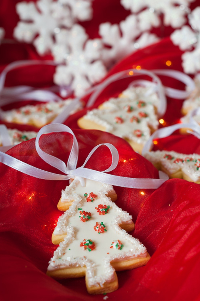como hacer galletas de navidad, adornos de navidad paso a paso, galletas en forma de pino navideños con efecto de nevado