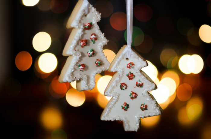 como hacer galletas de navidad, ornamentos para colgar en el árbol, galletas en forma de árbol de navidad blancas