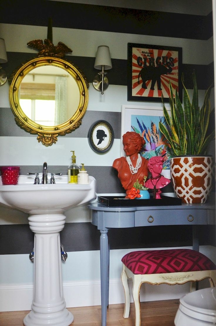 muebles de baño, decoración extravagante en diferentes colores, baño ecléctico, paredes con papel pintado en gris y blanco 
