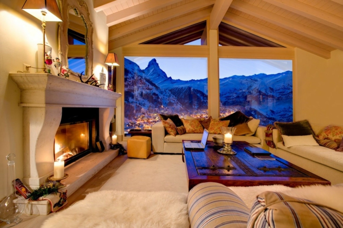 casa de madera, salón espacioso en blanco, chimenea de leña, grande mesa de madera, preciosa vista a la montaña
