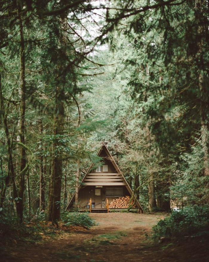 casa de madera, preciosa cabaña del bosque de tamaño pequeño, choza de madera con almacenamiento de leña