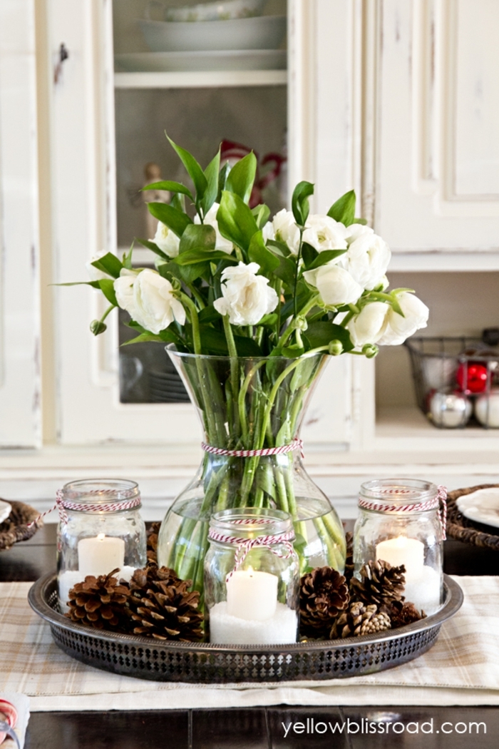 centros de mesa navideños, decoracion para la mesa de navidad de jarrón de flores en blanco, pequeños frascos con velas y piñas decorativas