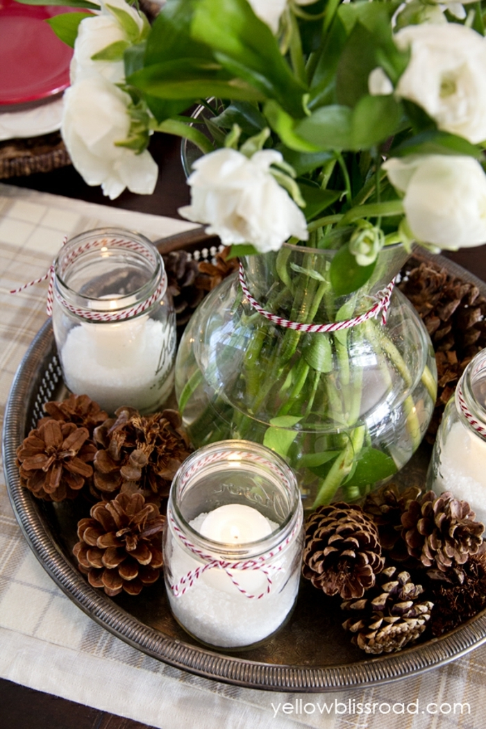 centros de mesa navideños, decoración fácil de hacer, grande jarrón de cristal con flores, piñas decorativas