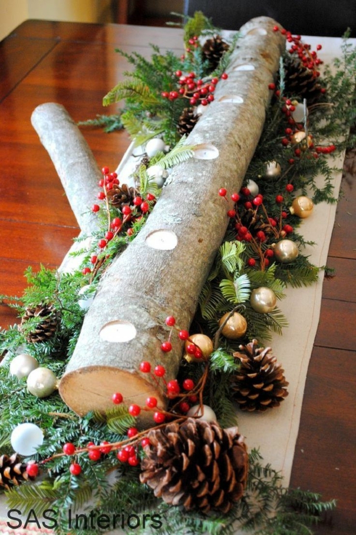 centros de mesa navideños, idea atractiva con leña, piñas y ramas de pino, idea para los espacios en estilo rústico