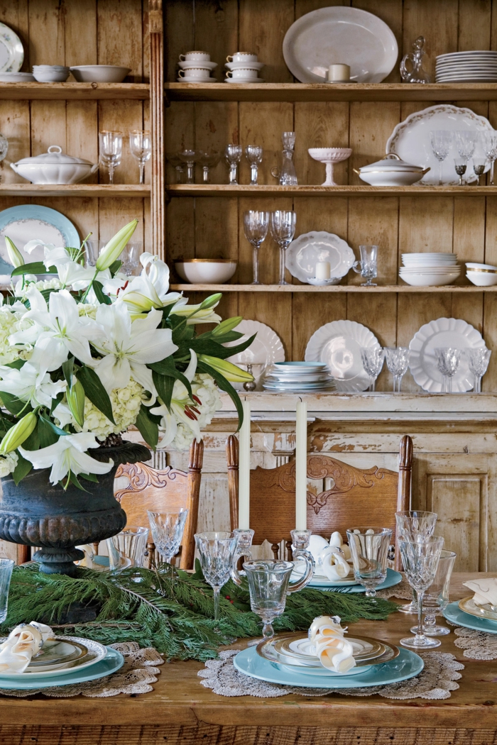 centros de mesa, ideas con flores, grande ramo de flores blancas en jarrón vintage, salón rústico decorado con ramas de pino 