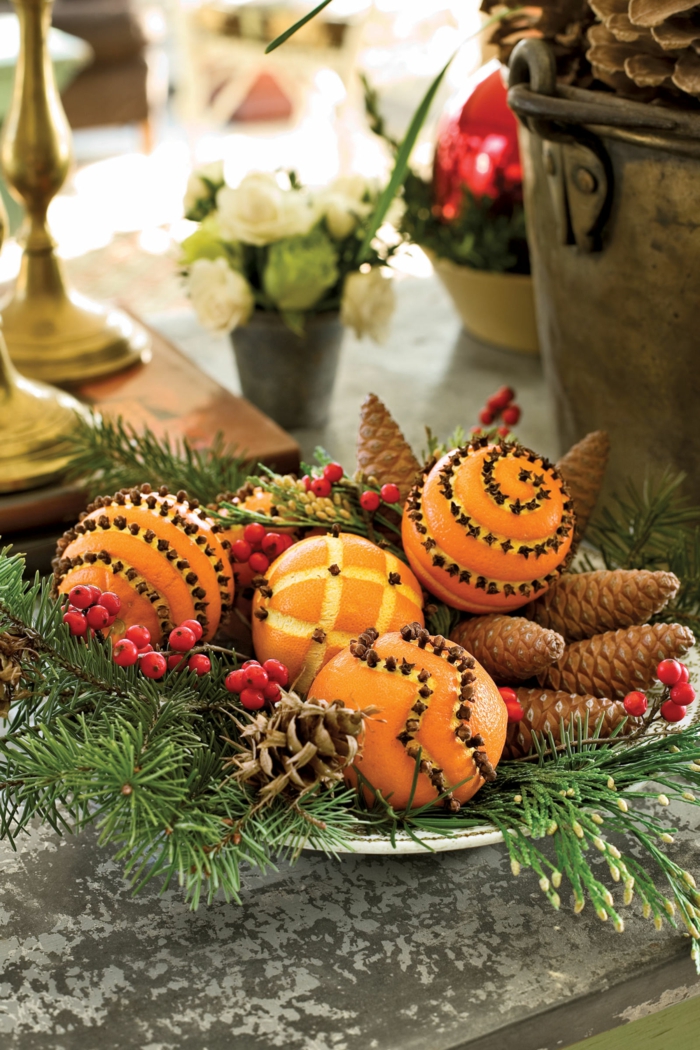 centros de mesa originales, ideas con piñas y naranjas, decoración DIY para navidad, centros de mesa de materiales narturales