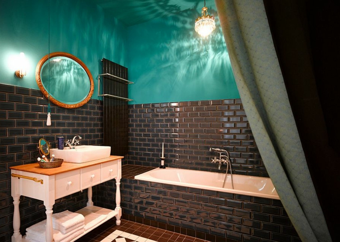 muebles de baño, baño en estilo ecléctico en aguamarina y marrón oscuro, azulejos relucientes, espejo oval vintage