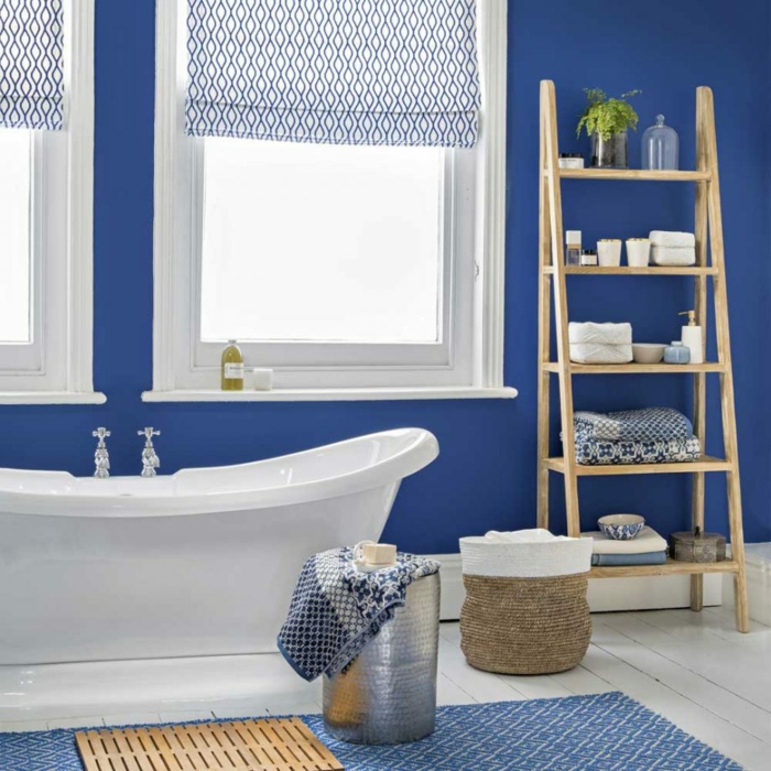 decoracion baños, baño en blanco y azul, paredes pintadas en azul saturado, detalles de mimbre y madera