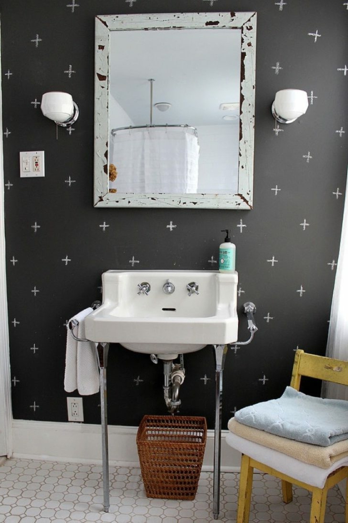 muebles de baño, cuarto de baño con muebles vintage con efecto desgastado, papel pintado moderno en gris 