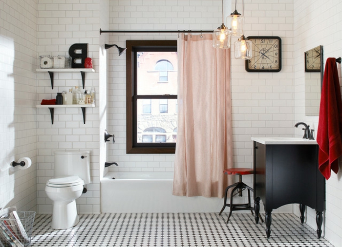 muebles de baño, baño espacioso en tonos claros, contraste con el armario de madera en color negro 