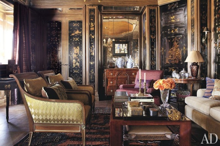 estilo vintage, salon espacioso, paredes con efecto envejecido en negro y dorado, mesa de madera, sillas tapizadas en color oro