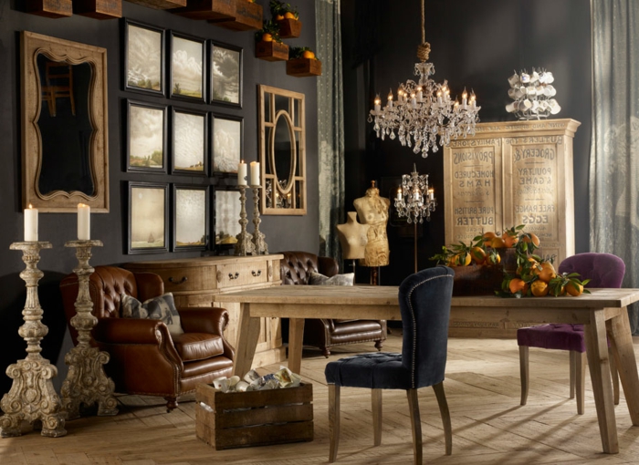 estilo vintage, salon con muebles de madera, espejos vintage, grandes candelabros puestos en el suelo, mucha decoración