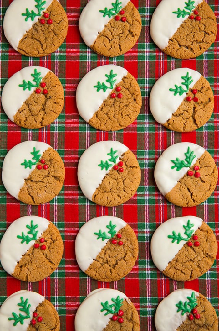 recetas de galletas faciles, galletas ovales decoradas de glaseado real, manta en cuadradas en los colores de navidad
