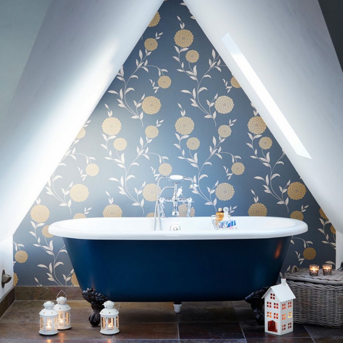 muebles de baño, idea original de un baño en buhardilla pequeña en estilo ecléctico, papel pintado con motivos florales, bañera vintage