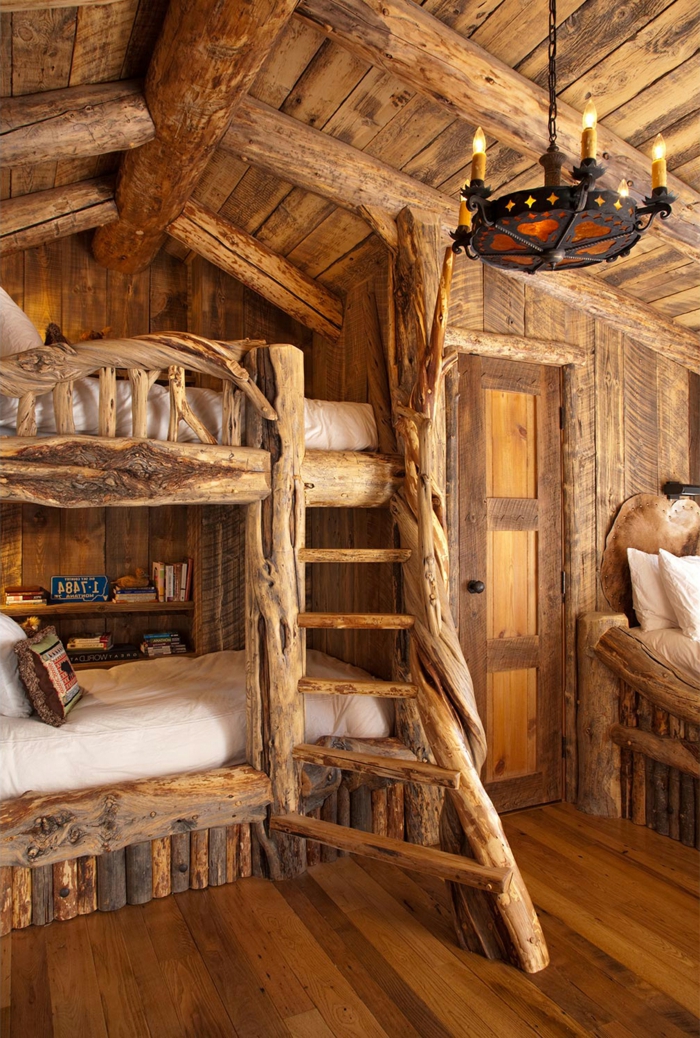 cabañitas del bosque, precioso interior de madera, camas en dos plantas con escalera, candelabro vintage, puerta y suelo de madera