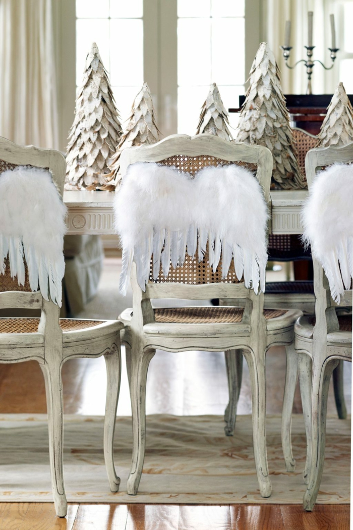 centros de mesa, ideas DIY para la mesa de Navidad, blancas alas con plumas artificiales en las sillas, árboles de Navidad hechas de papel en la mesa