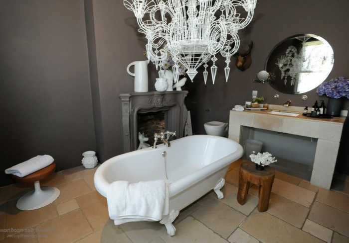 muebles de baño, cuarto de baño ecléctico, lámpara de araña atractiva en blanco, bañera vintage con patas garra, paredes en gris