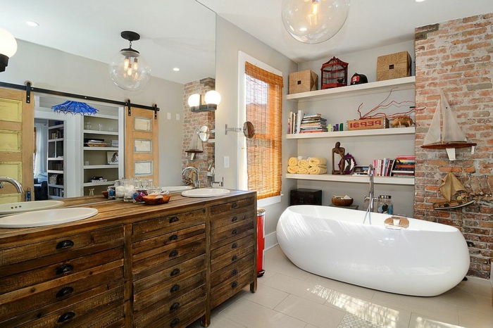 muebles de baño, baño ecléctico, elementos en estilo industrial, grande armario vintage hecho de madera, paredes con ladrillos