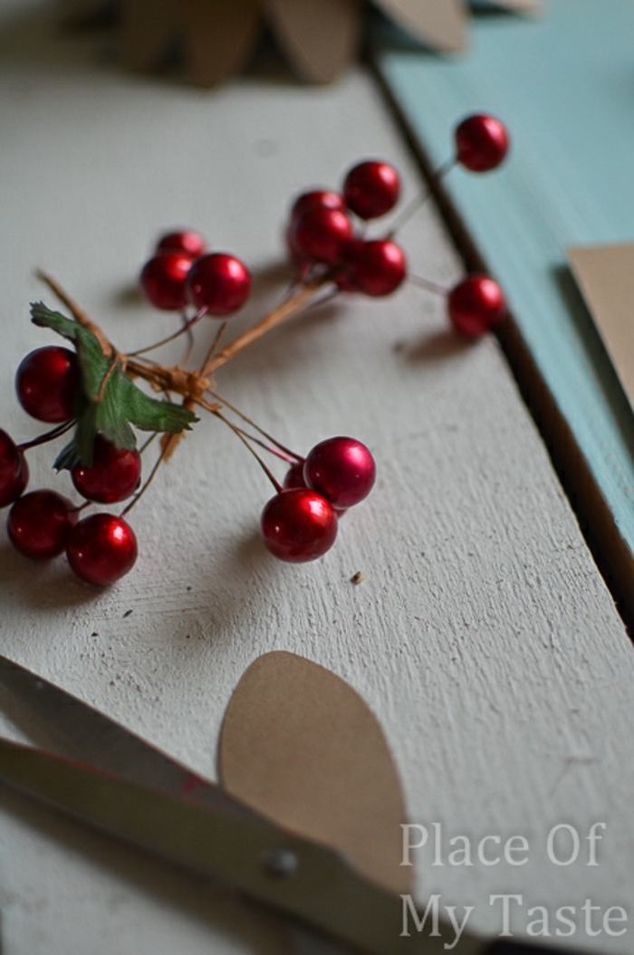 centros de mesa, ideas de decoración para la mesa de navidad, árbol de navidad de papel decorado con acebo 