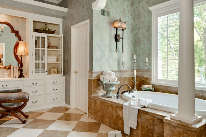 estilo vintage, baño grande, paredes de papel pintado con estampados vintage, espejo ornamentado, grande bañera
