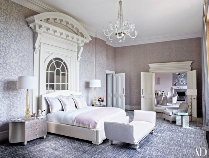 dormitorios de matrimonio, grande habitación decorada en gris y rosado, papel pintado sofisticado, suelo en gris y blanco, pie de cama original 