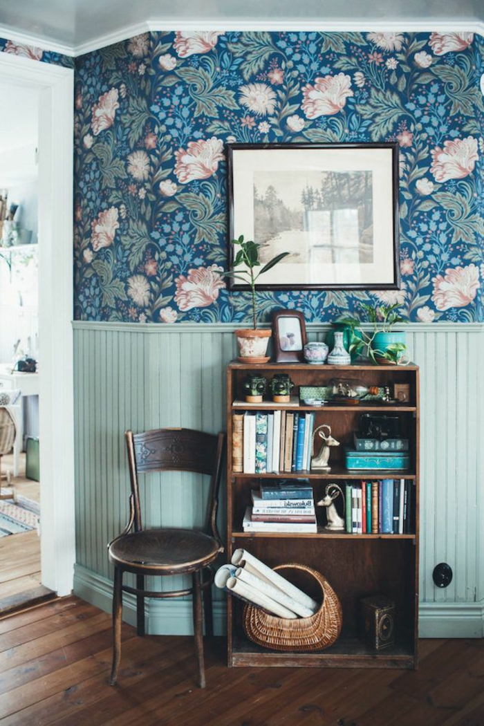 estilo vintage, rincón precioso en los tonos de azul, papel pintado con estampado de flores, estantería con libros