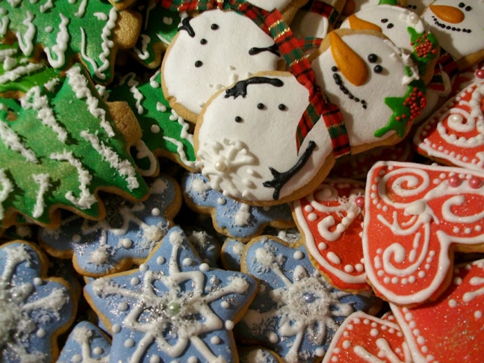 galletas de mantequilla receta, galletas originales, figuras con motivos navideños, decoración atractiva para navidad