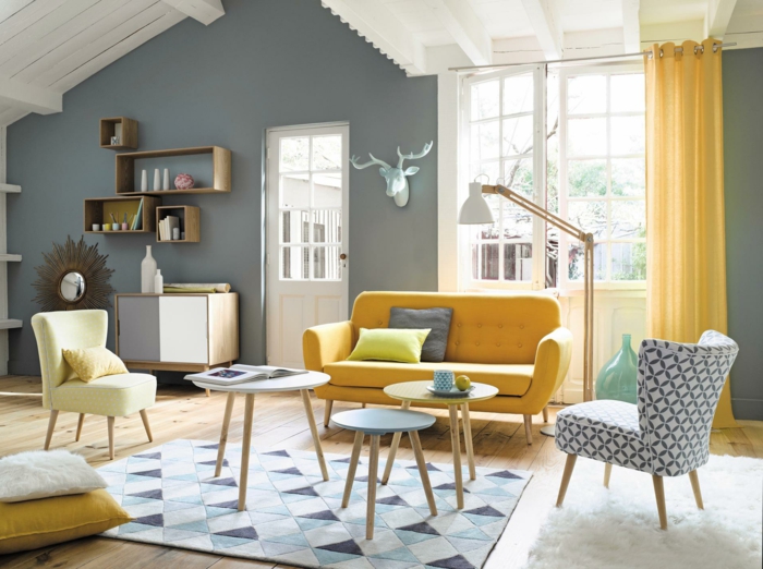 vintage, precioso salón con detalles en color mostaza, toque de los años 70, sofá en capitoné, paredes en gris