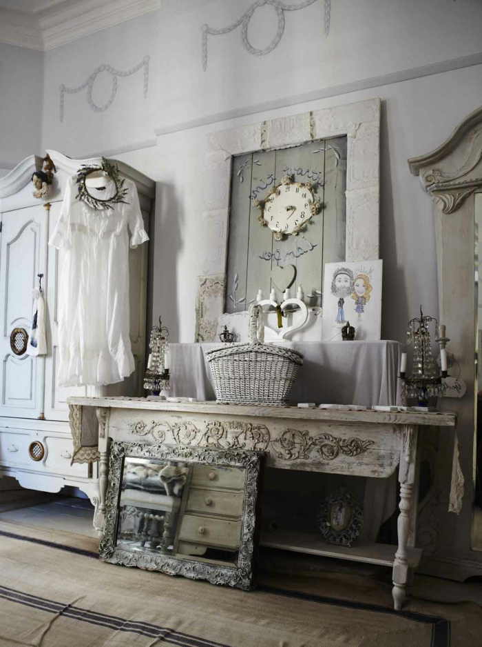 vintage, salón vintage, muebles de madera ornamentada, interior en tonos claros suaves