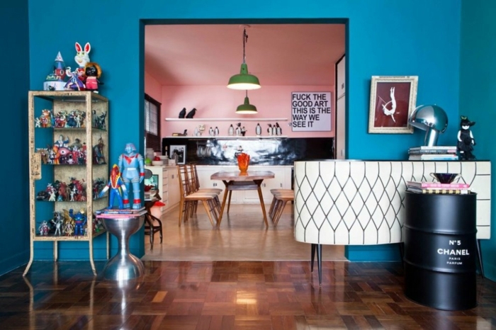 vintage, dormitorio infantil en azul saturado, ideas creativas, habitación con suelo de parquet y muebles vintage