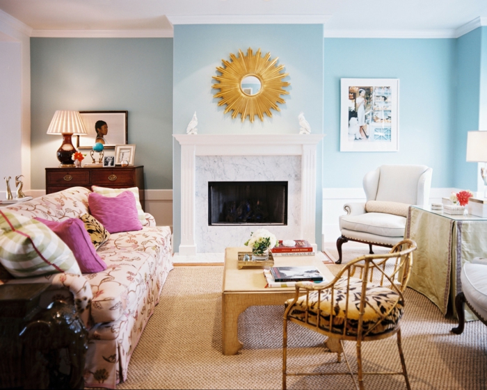 vintage, salón en colores pastel con detalles vintage, espejo dorado con ornamentos, mesa de madera baja, silla tapizada con motivos florales