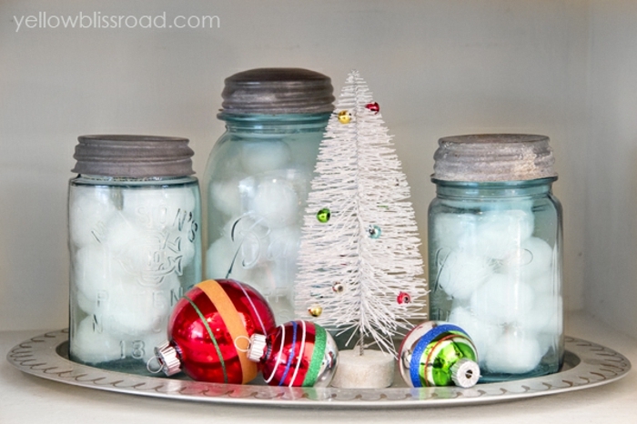 centros navideños, ideas con frascos decorativos llenos de bolas de algodón, esferas de navidad coloridas