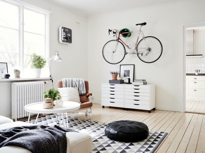 salon, salón en blanco y negro, bicicleta decorativa colgada en la pared, alfombra en triángulos