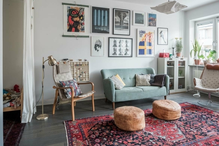 vintage, salón moderno con lafombra vintage y decoración moderna en las paredes, sofá azul en capitoné