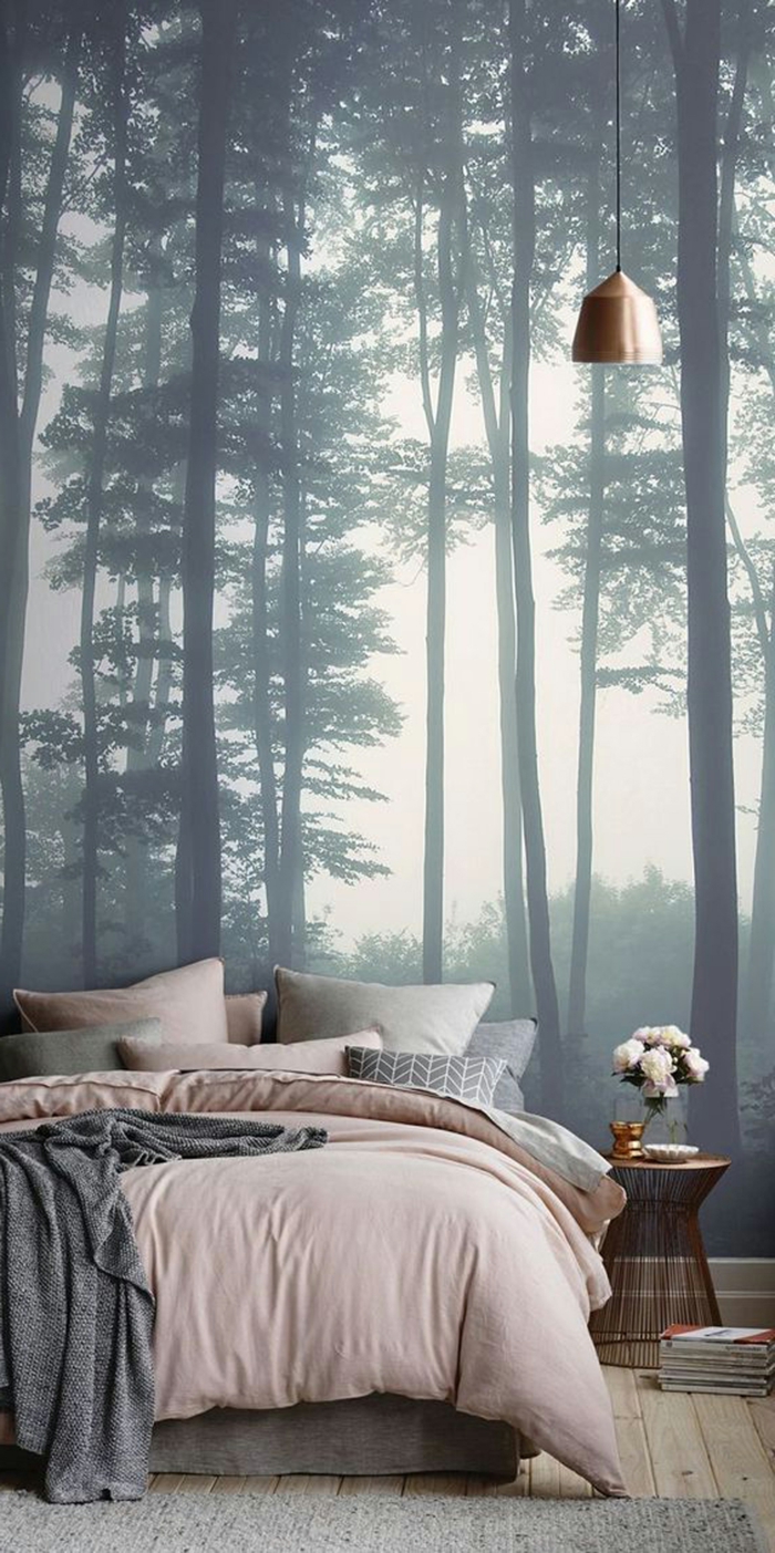 como pintar una habitacion, vinilo de pared muy atractivo, cama doble con cobijas en colores pastel, detalles en rosado y gris