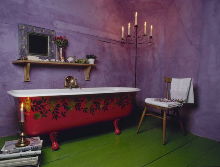 muebles de baño, ambiente en colores llamativos, paredes en lila, suelo de madera en verde, bañera vintage en rojo 