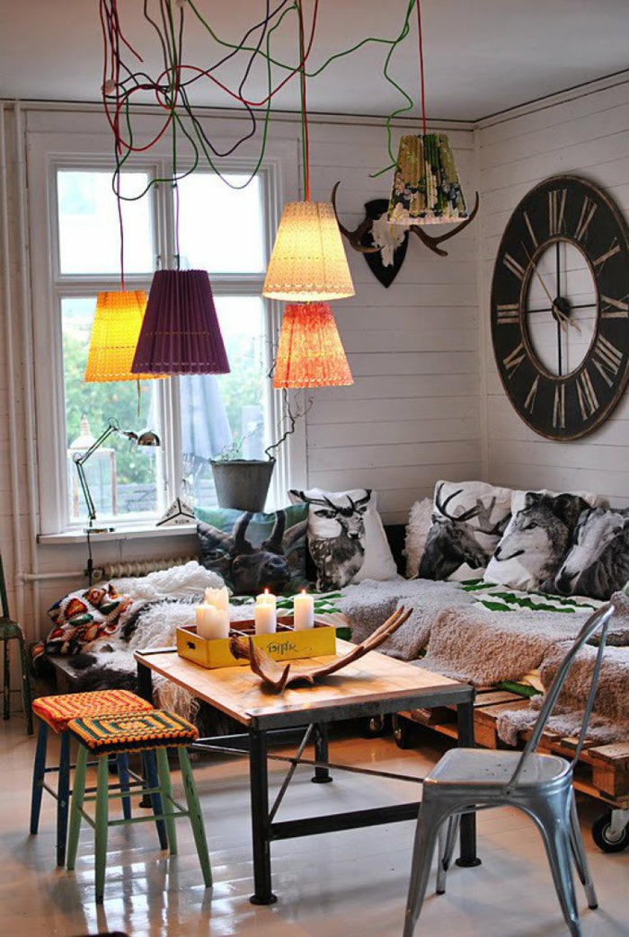 decoracion de salones pequeños, interior moderno con decoración en boho chic, colores cálidos, grande reloj vintage
