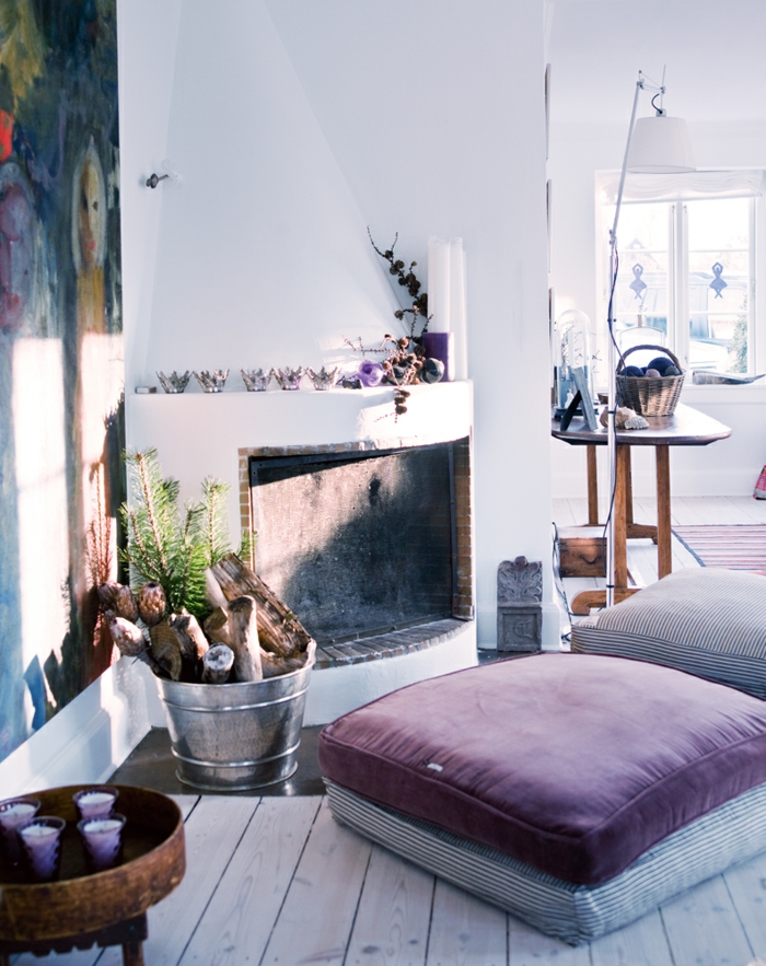 muebles de salon, interiores modernos decorados con muebles y objetos del boho chic, almohada decorativa en lila 