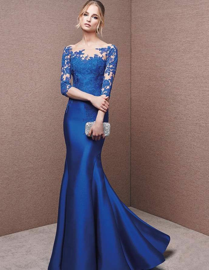 vestidos de fiesta largos vestido en azul metálico, parte superior de encaje elegante, bolso pequeño plateado, propuesta refinada para ir de boda