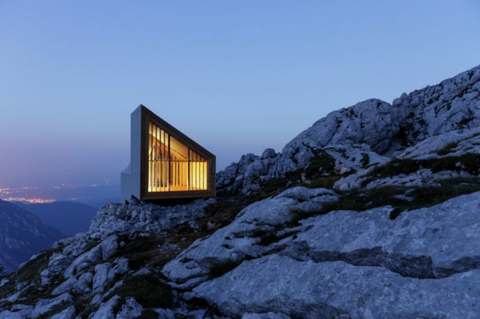 cabañitas del bosque, casa de diseño muy moderno colocada en la montaña, estilo minimalista, preciosa vista a la ciudad