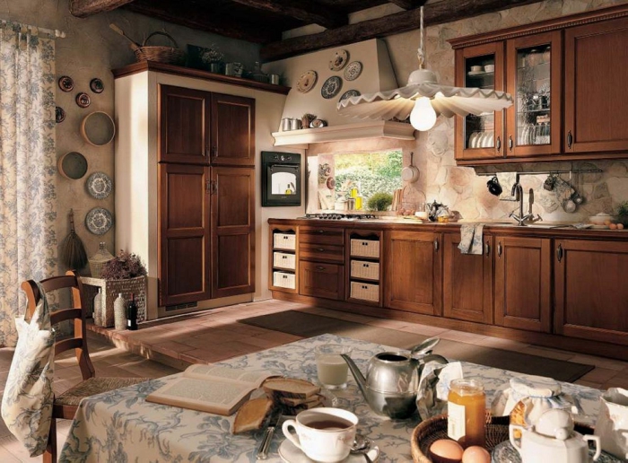 cocinas vintage, cocina espaciosa con mucha decoración, platos de cerámica, grandes armarios de madera