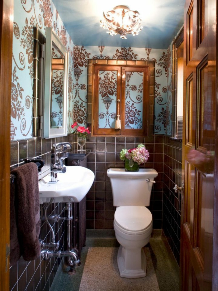 muebles de baño, pequeño cuarto de baño con detalles modernos y otros vintage, papel pintado con ornamentos en azul y marrón