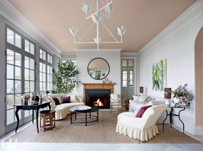 salon, salón moderno con techo en color pastel, muebles en blanco y champán, mesa de madera vintage