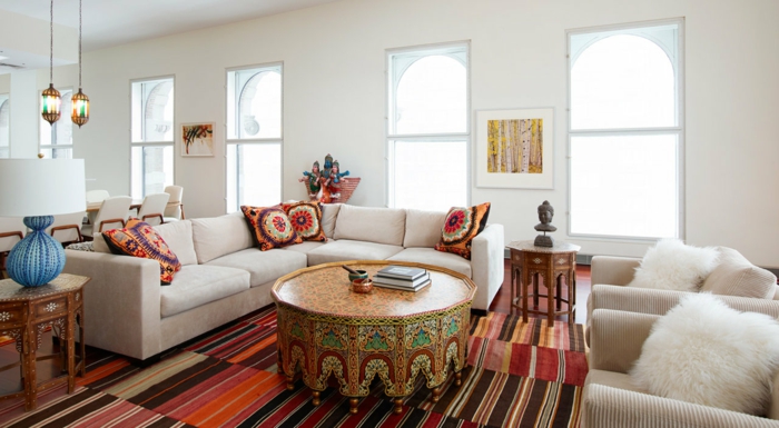 salones modernos, salon espacioso en blanco y beige, decorado con elementos en estilo bohemio en colores cálidos