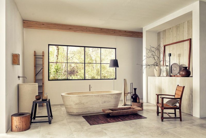 vintage, baño grande de diseño original, paredes y suelo en blanco, grande bañera oval, muebles de madera