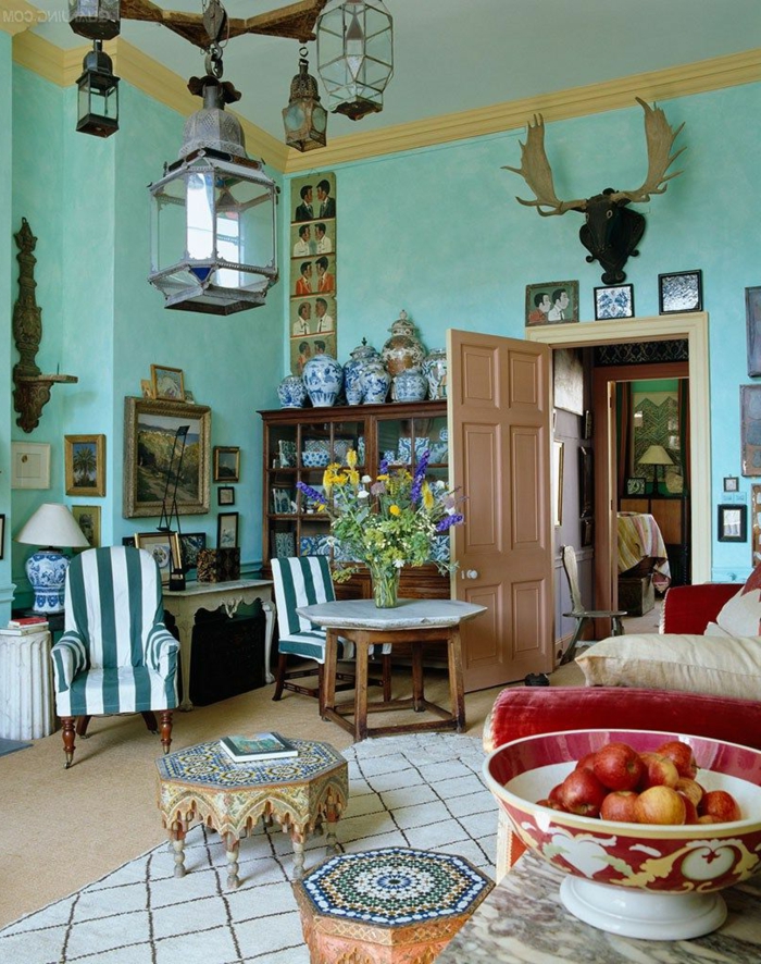 salon, interior ecléctico, con decoración rústica, muebles vintage y toque bohemio, paredes en color menta 