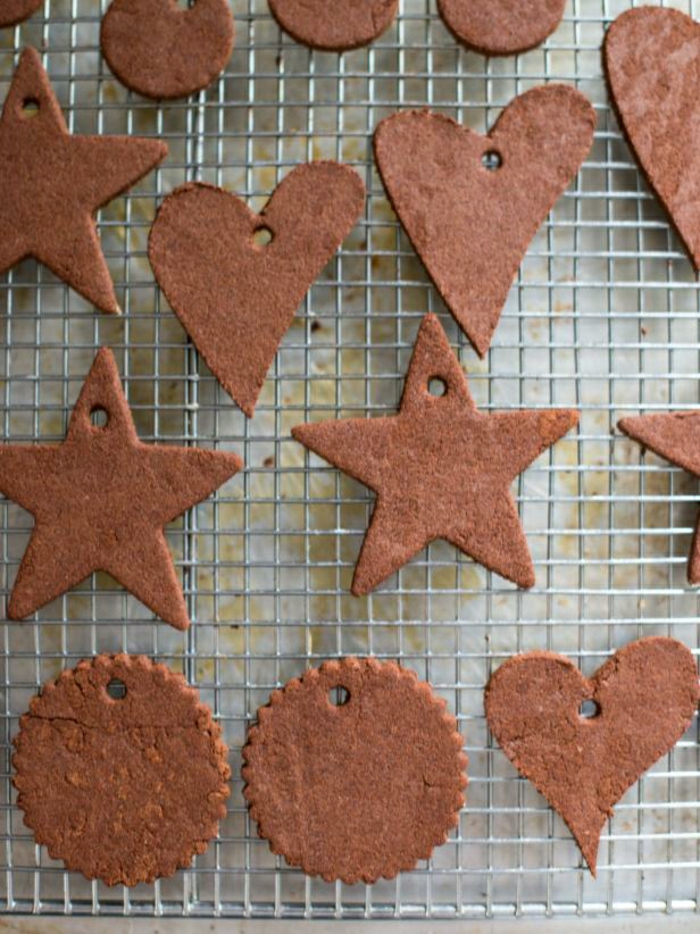 galletas de mantequilla receta, bonitos ornamentos para el árbol navideño en forma de estrellas y corazones