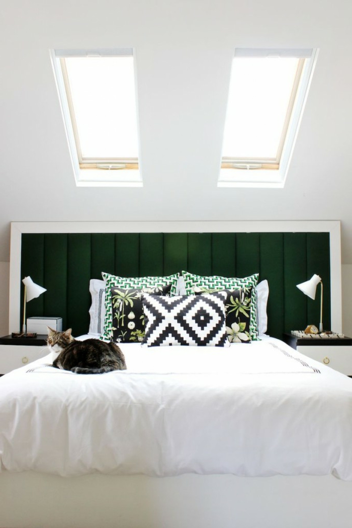 dormitorios modernos, dormitorio de estilo en blanco con cabecero en verde saturado, techo inclinado con dos ventanas pequeñas